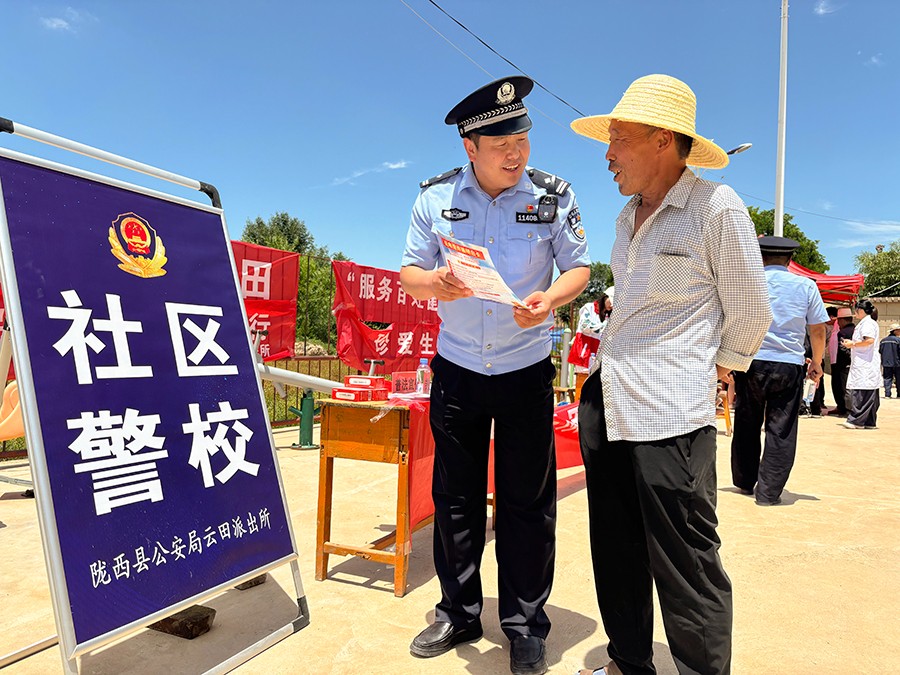 戲曲進鄉村 普法緊跟隨